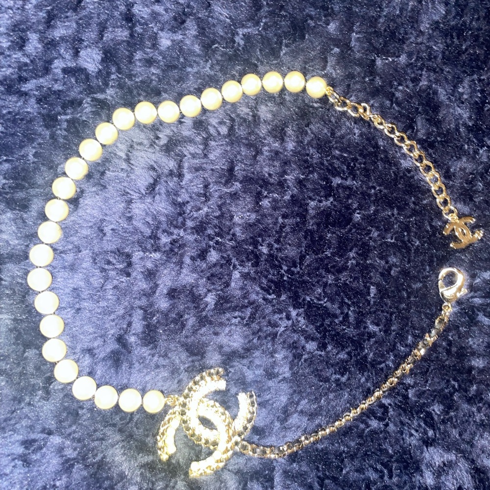 CHANEL Necklace with Pearls and Lambskin Leather Gold CC Chain Necklace Like New - Picture 4 of 6